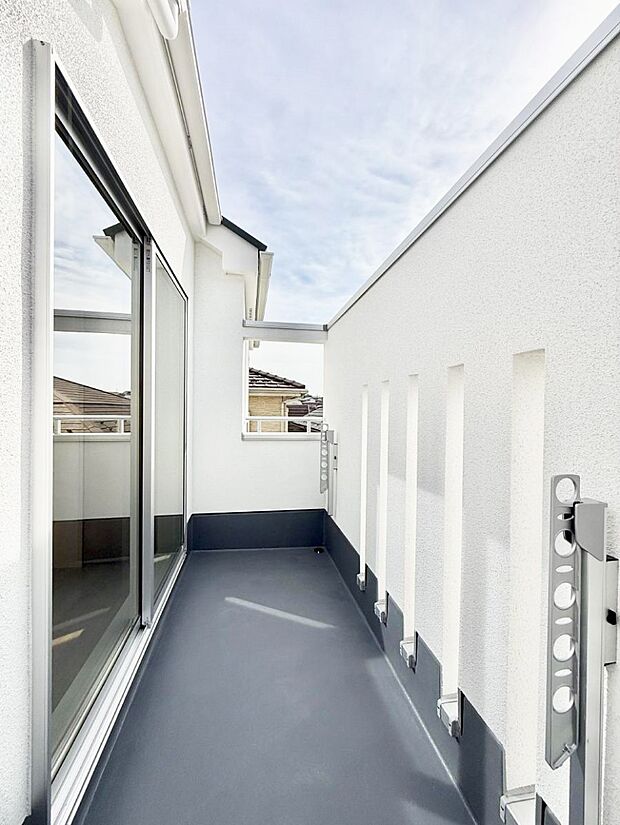 【バルコニー】■ 季節の移ろいを感じられる開放的な空間です