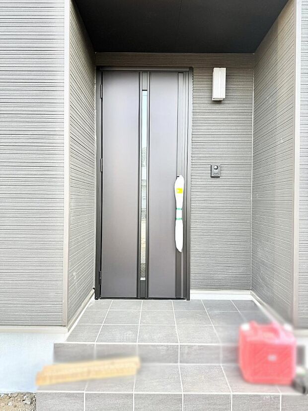 【玄関】■ 帰るたびにホッとする、安心感のある佇まい