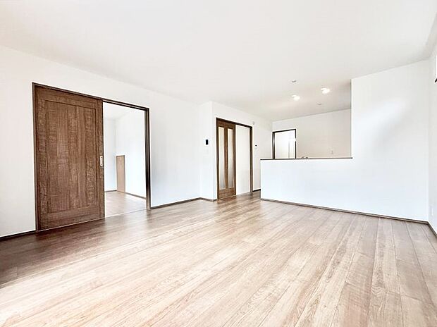 【リビングダイニング】ここにいる時間が一番長いから　やっぱりリビングは明るい方がいいですよね