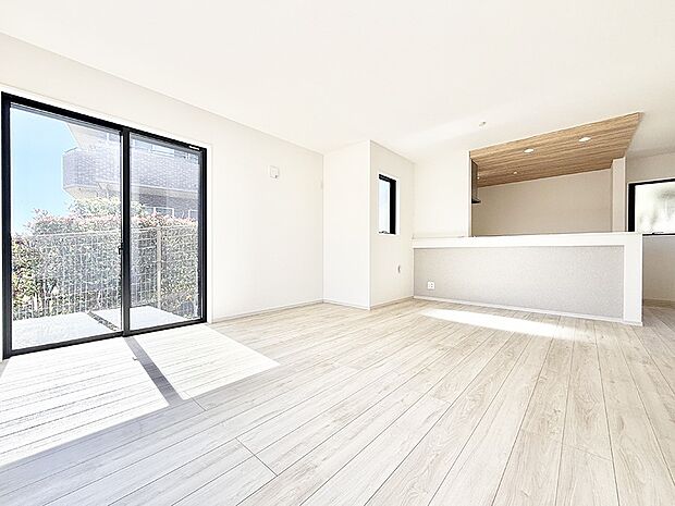 【リビングダイニング】■陽ざしが射し込む明るいLDKは家族でのんびり寛げます  