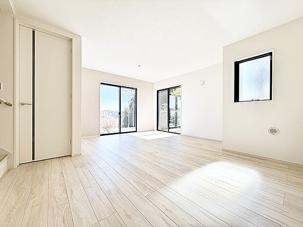 【リビング】■光と風を感じる、リラックスできる空間