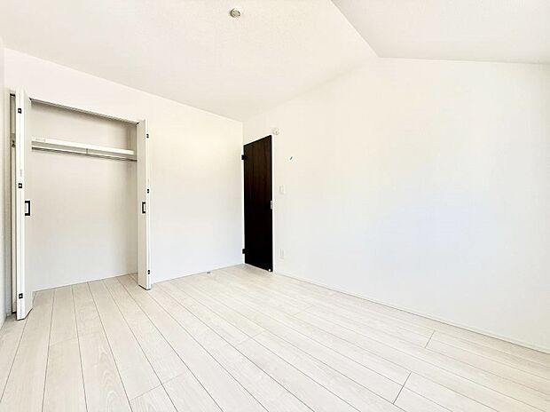 【寝室】広いクローゼット、収納は多い方が嬉しいですね！