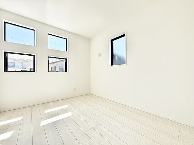 【リビング以外の居室】2面採光で明るい居室！