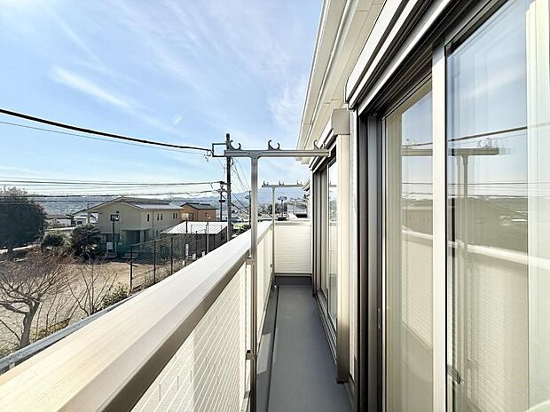 【バルコニー】■ 朝のコーヒーや夜の星空を楽しむ、癒しの場所