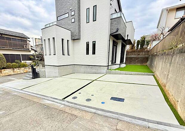 【駐車場】広い駐車場スペースが魅力的です