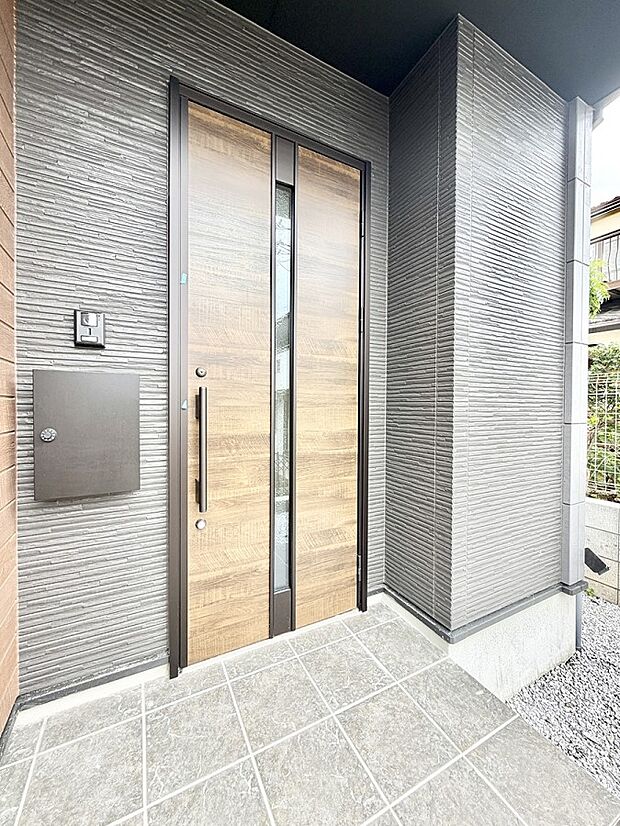 【玄関】1号棟  ■ 帰るたびにホッとする、安心感のある佇まい