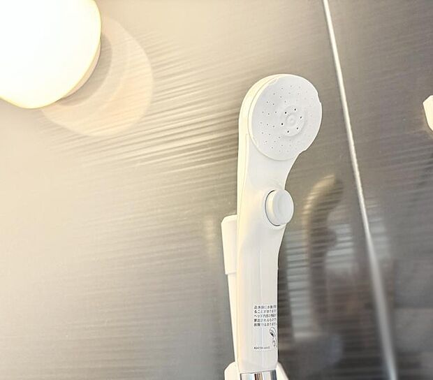 【止水シャワーヘッド】■わざわざシャワー水栓のレバーまで手を伸ばす必要がなく、簡単に止水できる