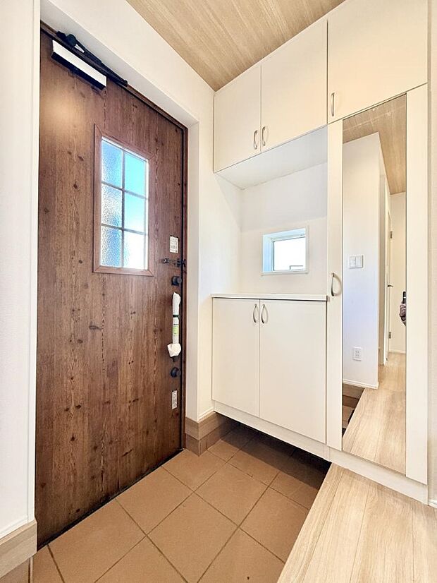 【玄関】■ 家族やゲストをやさしく迎える、心地よい空間