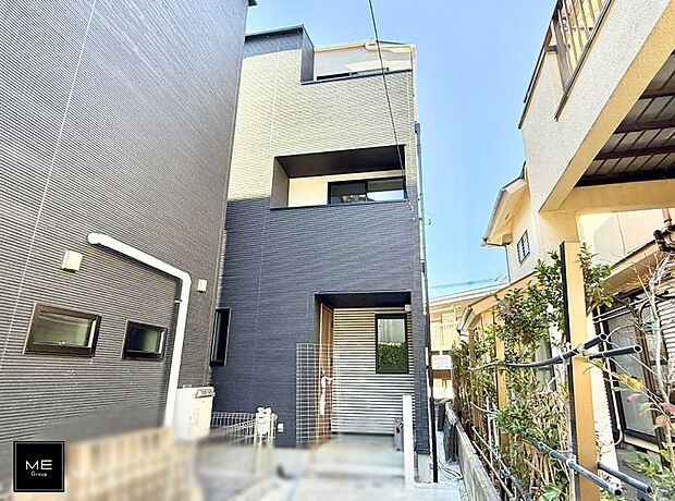 【現地外観写真】■暮らしを彩る充実した設備仕様が備わった住まい