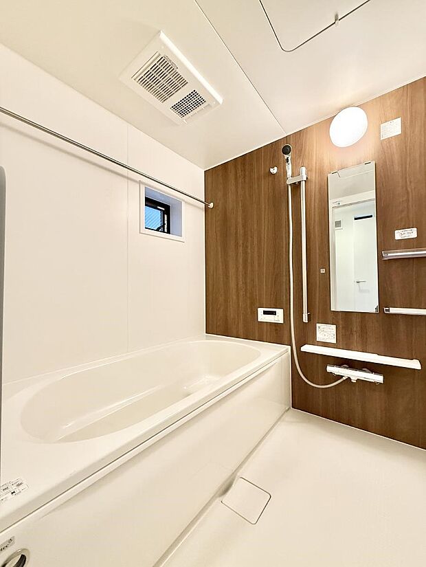 【浴室】■落ち着いた色合いの壁面、ゆっくり寛げるバスルーム