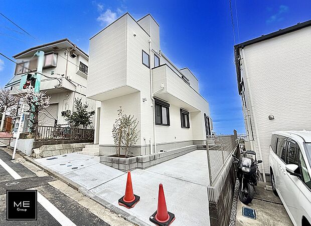 【現地外観写真】白を基調とした、すっきりした外観デザインです