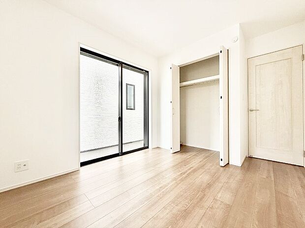 【寝室】■大きな窓は開放感があり、明るさ通風バッチリです