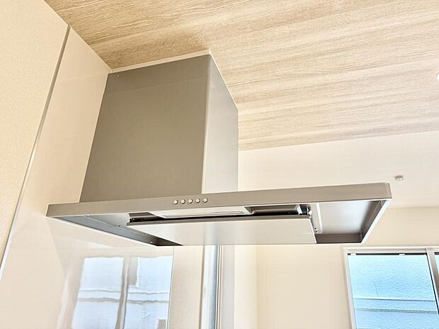 【レンジフード】■調理時の蒸気や匂いが換気扇に誘導され、効率的に排煙ができます。