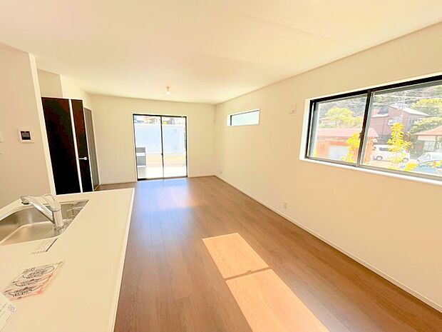 【リビング】■大きな窓から光が入り明るい空間でお寛ぎいただけます