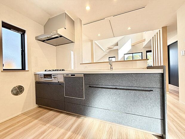 【ダイニングキッチン】■会話が深まる対面キッチン!家族との会話がはずみます!