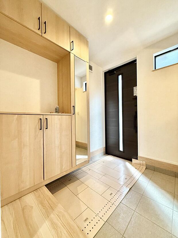 【玄関】■広々、綺麗な玄関でお客様をお出迎え!