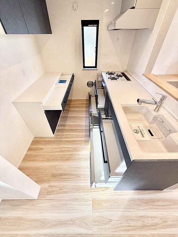 【キッチン】■広々キッチンでお子さんも一緒にお手伝いできます!