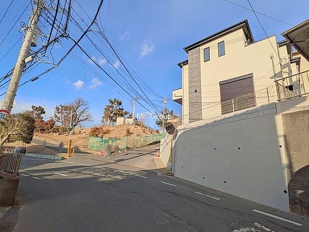 【前面道路含む現地写真】角地につき陽当り良好です!