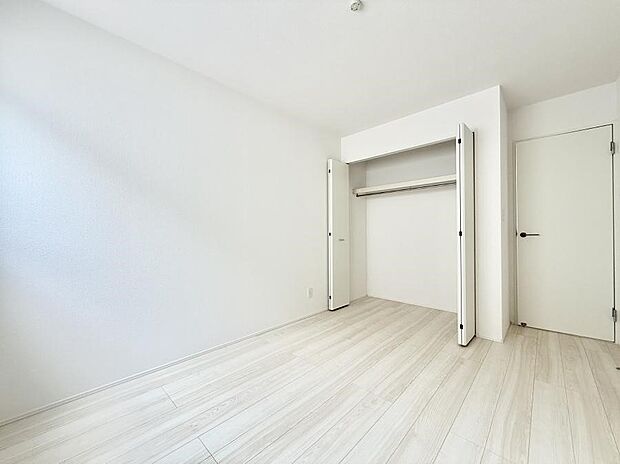 【リビング以外の居室】豊富な収納スペース！  