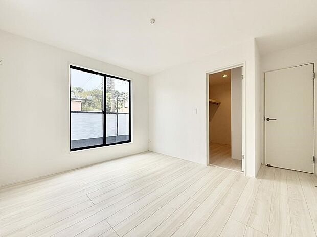 【リビング以外の居室】寝室に広い収納は外せませんね！