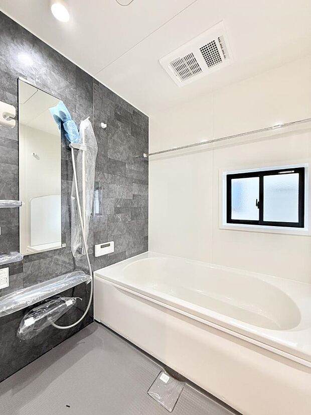 【浴室】落ち着いた色合いの壁面、ゆっくり寛げるバスルーム