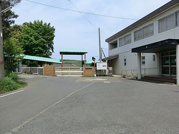 三浦市立初声中学校（約1,200m・徒歩15分）