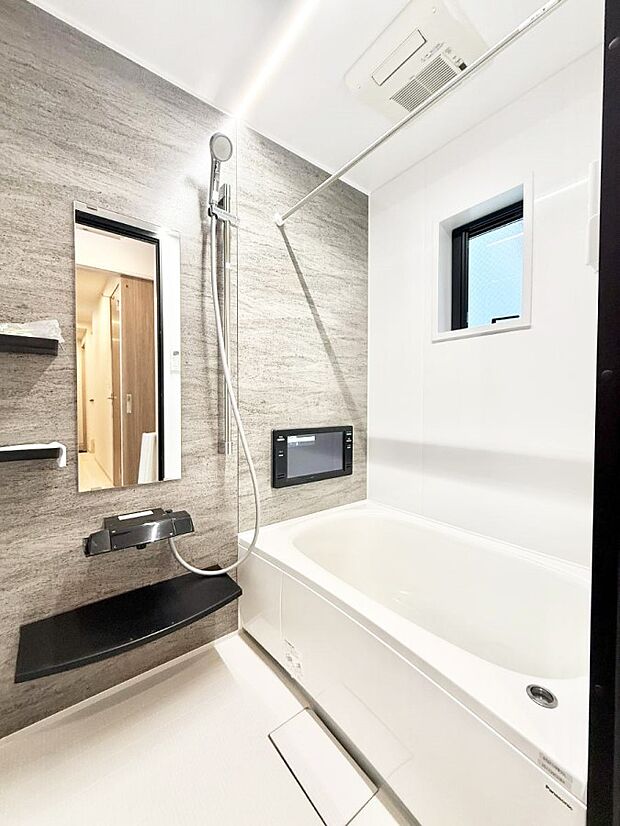 【浴室】■落ち着いた色合いの壁面、ゆっくり寛げるバスルーム