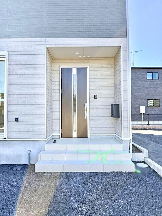 【玄関】■ 帰るたびにホッとする、安心感のある佇まい