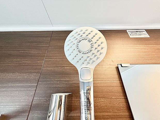 【止水シャワーヘッド】■手元で簡単に止水できるため、水の無駄遣いを減らすことができます。  