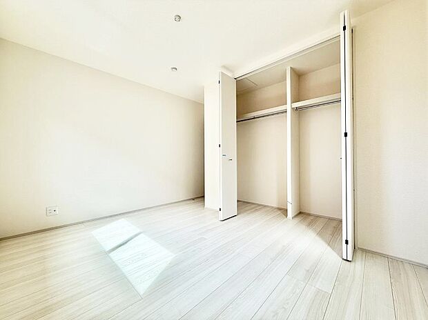 【洋室】■大きな収納で荷物がスッキリ片付きます