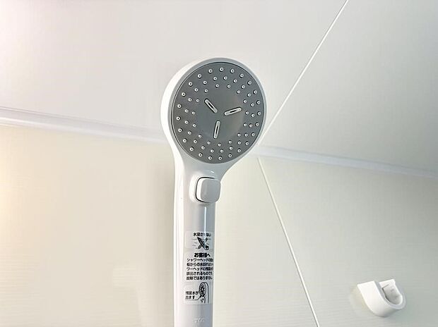 【止水シャワーヘッド】■手元で簡単に止水できるため、水の無駄遣いを減らすことができます。
