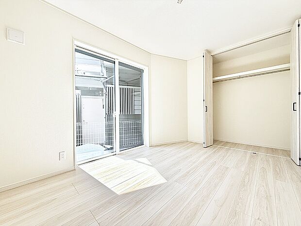 【リビング以外の居室】■大きな収納で荷物がスッキリ片付きます