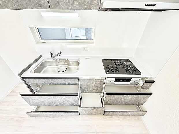 【キッチン】■収納力豊富なシステムキッチンです!