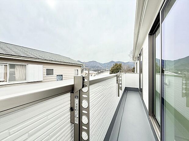 【バルコニー】■ 季節の移ろいを感じられる開放的な空間です