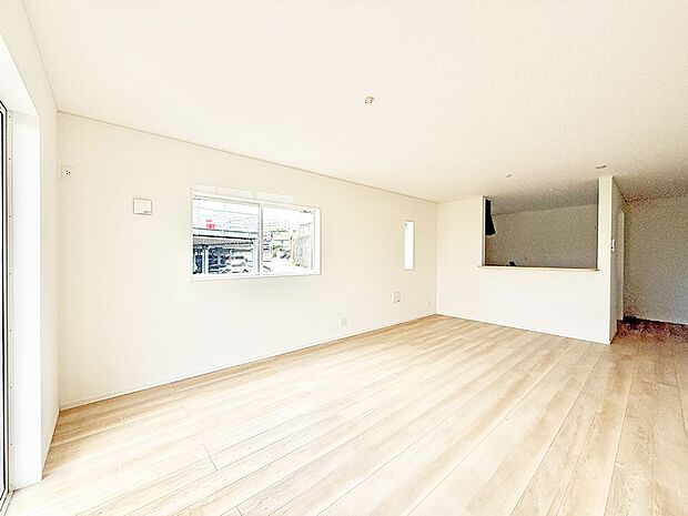 【リビング】■光と風を感じる、リラックスできる空間