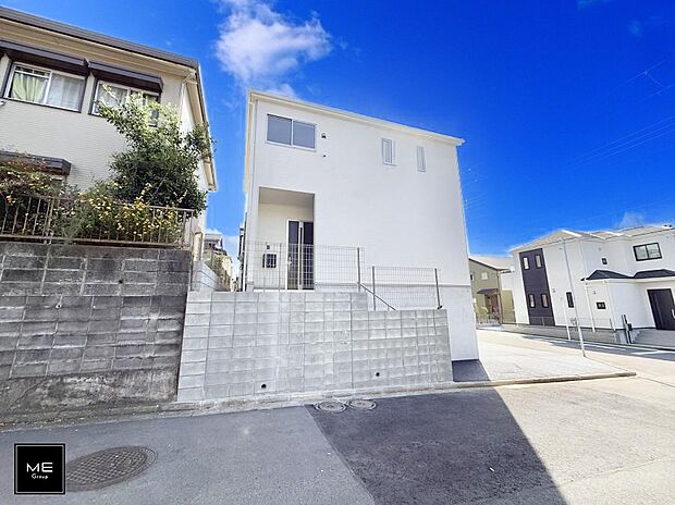 【現地外観写真】■暮らしを彩る充実した設備仕様が備わった住まい