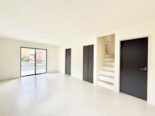 【ダイニング】■リビングイン階段は、家族の会話、一体感を感じられる空間です。