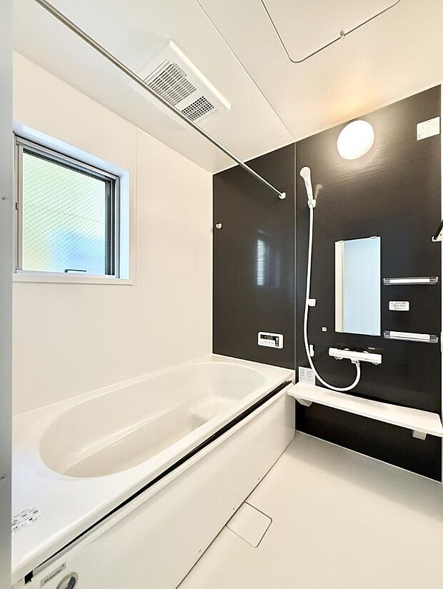 【浴室】■落ち着いた色合いの壁面、ゆっくり寛げるバスルーム