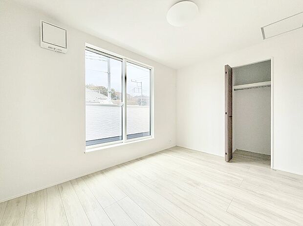 【洋室】広いクローゼット、収納は多い方が嬉しいですね!