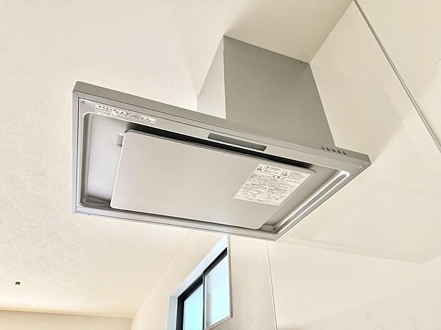 【レンジフード】■調理時の蒸気や匂いが換気扇に誘導され、効率的に排煙ができます。