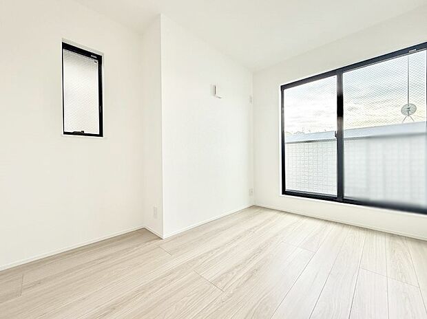 【洋室】■大きな窓は開放感があり、明るさ通風バッチリです