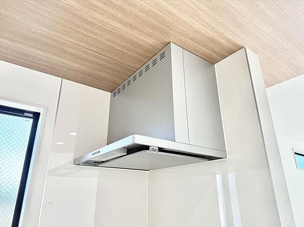 【レンジフード】■調理時の蒸気や匂いが換気扇に誘導され、効率的に排煙ができます。