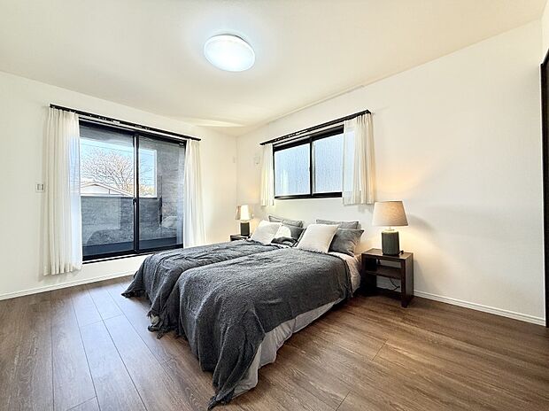 【寝室】大きな窓は開放感があり、明るさ通風バッチリです