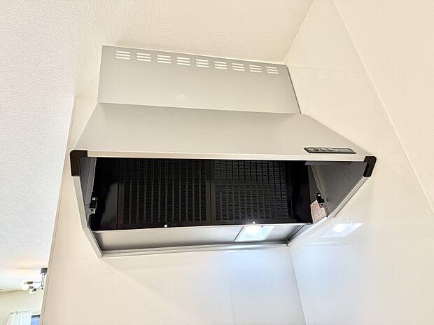 【レンジフード】■フードに覆われている為、匂いが換気扇に誘導され、効率的に排煙ができます