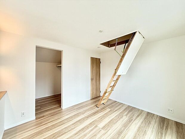 【リビング以外の居室】■落ち着いた色合いのお部屋で穏やかな時間を楽しめます