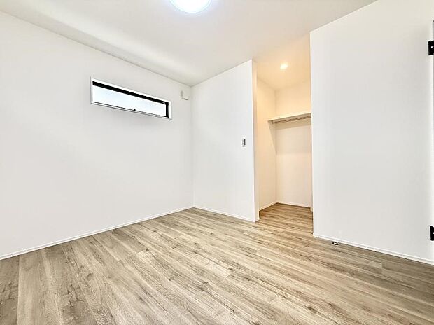 【寝室】■シンプルな空間で、収納付きベッドやデスクなど、多機能な家具を活用しやすいです