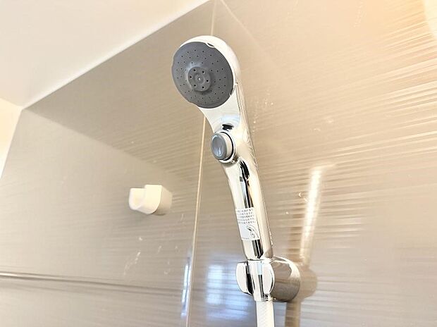 【止水シャワーヘッド】■わざわざシャワー水栓のレバーまで手を伸ばす必要がなく、簡単に止水できる