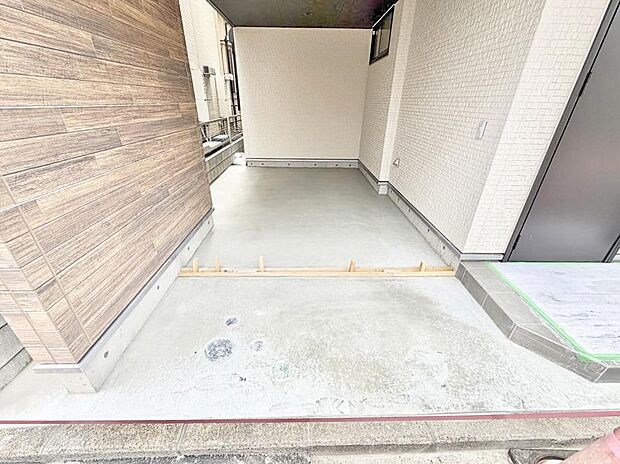 【駐車場】■ビルトイン車庫で雨にぬれる心配がありません  