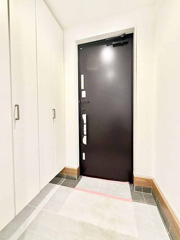 【玄関】■収納力の高いシューズボックス付！　玄関がキレイに片付きます！