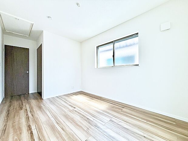 【寝室】■シンプルな空間で、収納付きベッドやデスクなど、多機能な家具を活用しやすいです